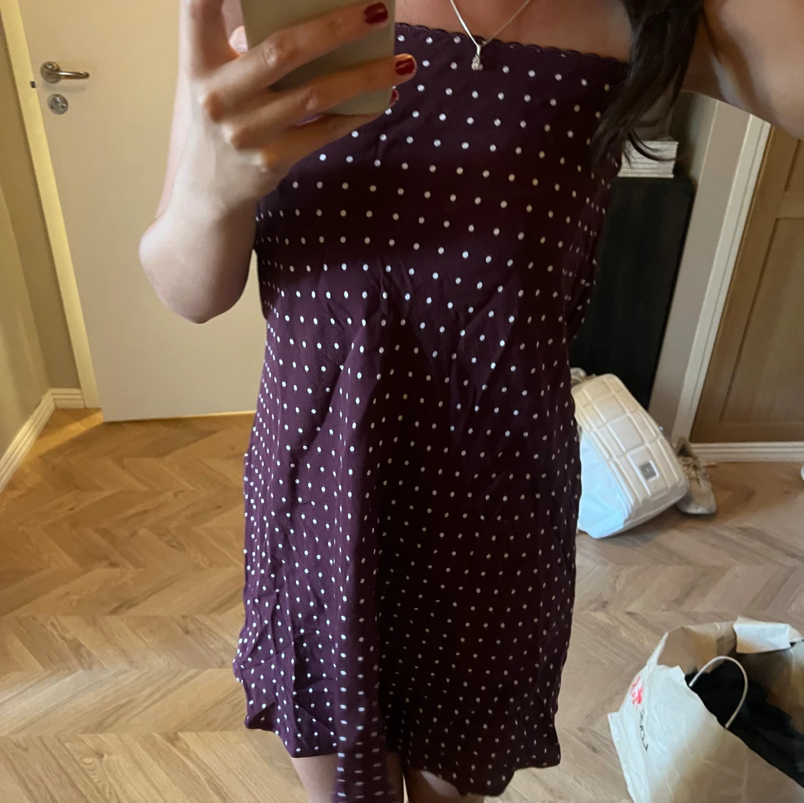 Vinröd prickig tubklänning - 2