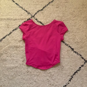Rosa topp med öppen rygg - Helt ny från Shein i storlek XS, toppen har en öppen rygg!🥰❤️