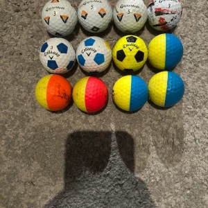 Samling färgglada golfbollar - Stor samling golfbollar i olika färger och märken – perfekt för dig som vill sticka ut på golfbanan! Här finns både klassiska vita, neonfärgade och bollar med coola mönster. Passar både nybörjare och erfarna golfare som vill ha något unikt i bagen. Ska även tvättas men skriv om du är intresserad 