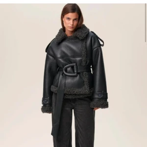 SÖKER XS - Söker denna adoore jackan i storlek xs, hör görna av dig om du sitter på en och vill sälja 🫶🏼