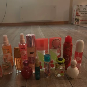 Massor av parfymer/body mists - Skriv om de var någon du var intresserad i annars alla för 600:-