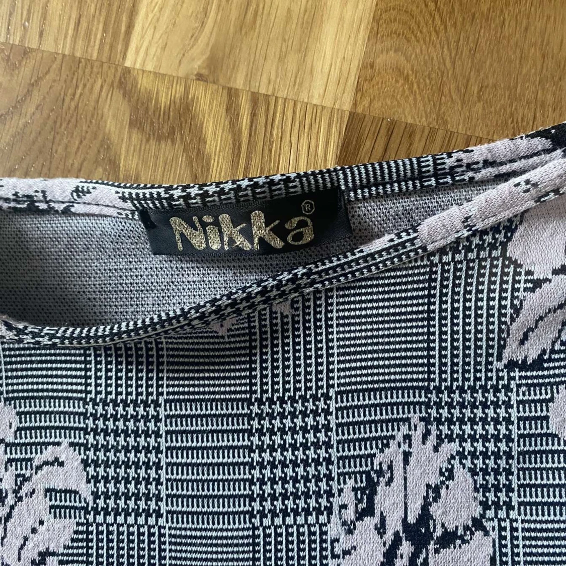 Grå blommig kortklänning från Nikka - 1