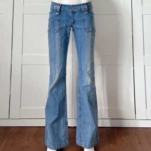 Lowwaist bootcut jeans  - Midjemått: 72, Innerbenslängd: 85, Grenmått: 19, ingen lapp men skulle säga XS/S💘 Obs, lite urtvättade/missfärgade. Säljer massvis med fler lågmidjade bootcut jeans och lågmidjade jeansshorts! Så kika in min profil💘