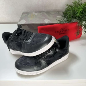 Valentino Garavani svarta sneakers - Säljer ett par svarta sneakers från Valentino Garavani | Box och dustbag ingår | Nypris ca 4000kr| perfekta nu till hösten!