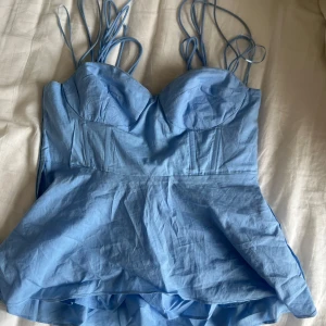 Blå korsettopp från Zara - Säljer denna trendiga blåa toppen från zara, har endast använt den en gång. STORLEK XS 