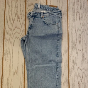 jeans arrow low weekday - säljer dessa populära jeans på grund av att jag har växt ur dem och ej använder dessa längre. det har varit mina favorit jeans och jag älskar färgenoch dom är lågmidjade. storlek W30 L32 jag kan gå ner i pris