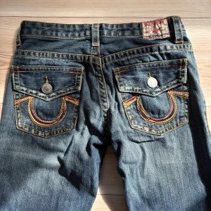 True Religion jeans  - Säljer ett par snygga true religion jeans, tyvärr är dom lite för små för mig och är anledningen att jag säljer dom. De är i modellen joey och är bootcut. Priset är diskuterbart😊