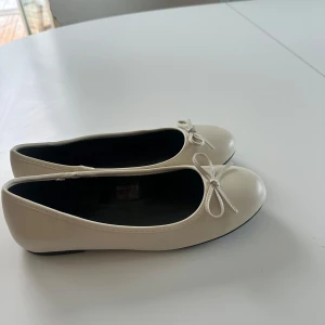  ballerinaskor  - Snygga ballerina skor från åhléns, säljer då dem inte kommer till användning. Som nya 