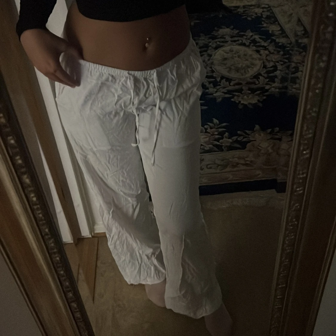 Vita vida linnebyxor med snörning