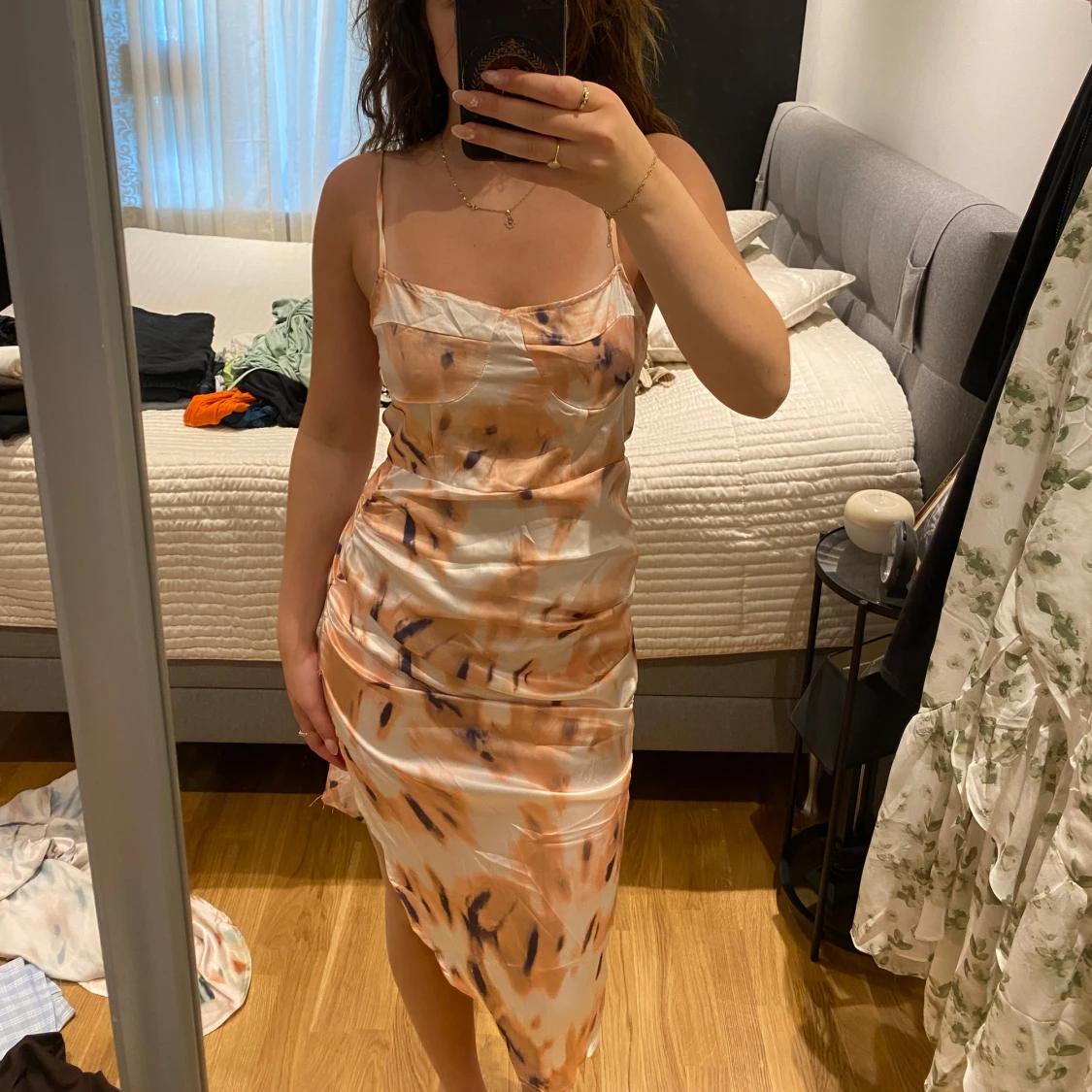 Satin klänning med slits 