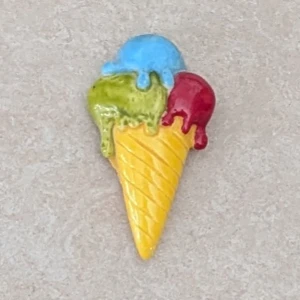 Glass-strut magnet i färgglada toner - Supergullig magnet formad som en glass-strut med tre kulor i blått, grönt och rött. Struten är gul med räfflat mönster. Perfekt magnet för att liva upp din sommarkänsla!