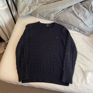 Ralph Lauren kabelstickad tröja  - Säljer nu en Ralph Lauren kabelstickad tröja i storlek barn XL vilket motsvarar storlek herr S/XS priset är 750kr men kan diskuteras vid snabb affär!