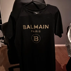 Balmain T-Shirt - Äkta Balmain T-Shirt, använd max 5 gånger. Storlek XS. Kvitto finns om önskas.