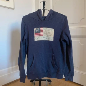 Ralph Lauren hoodie - Säljer en väldigt trendig soft blå raffe hoodie😍   Skicket är 10/10 och storlek M😎 Skriv vid minsta lilla fundering! 