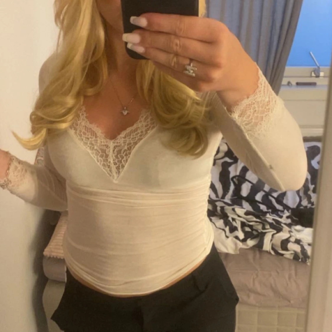 Vit långärmad topp med spetsdetaljer - 1