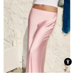 Ljusrosa satinkjol  Zara - Säljer denna SÅ SNYGGA satin kjolen från Zara💕 då den har blivit för liten för mig 🫶 det är verkligen så fin och har absolut inga defekter😍