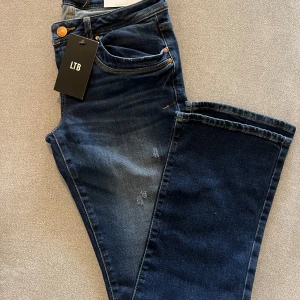Helt NYA LTB jeans 5145 Stl 28/32 - Snygga mörkblå jeans från LTB 5145. Helt nya. Stl 28/32