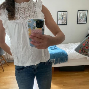 Vit blus med spets och volanger - Supersöt vit blus med spets köpt här på Plick men endast använd några få gånger ❤️ står inte storlek eller märke men passar som S 