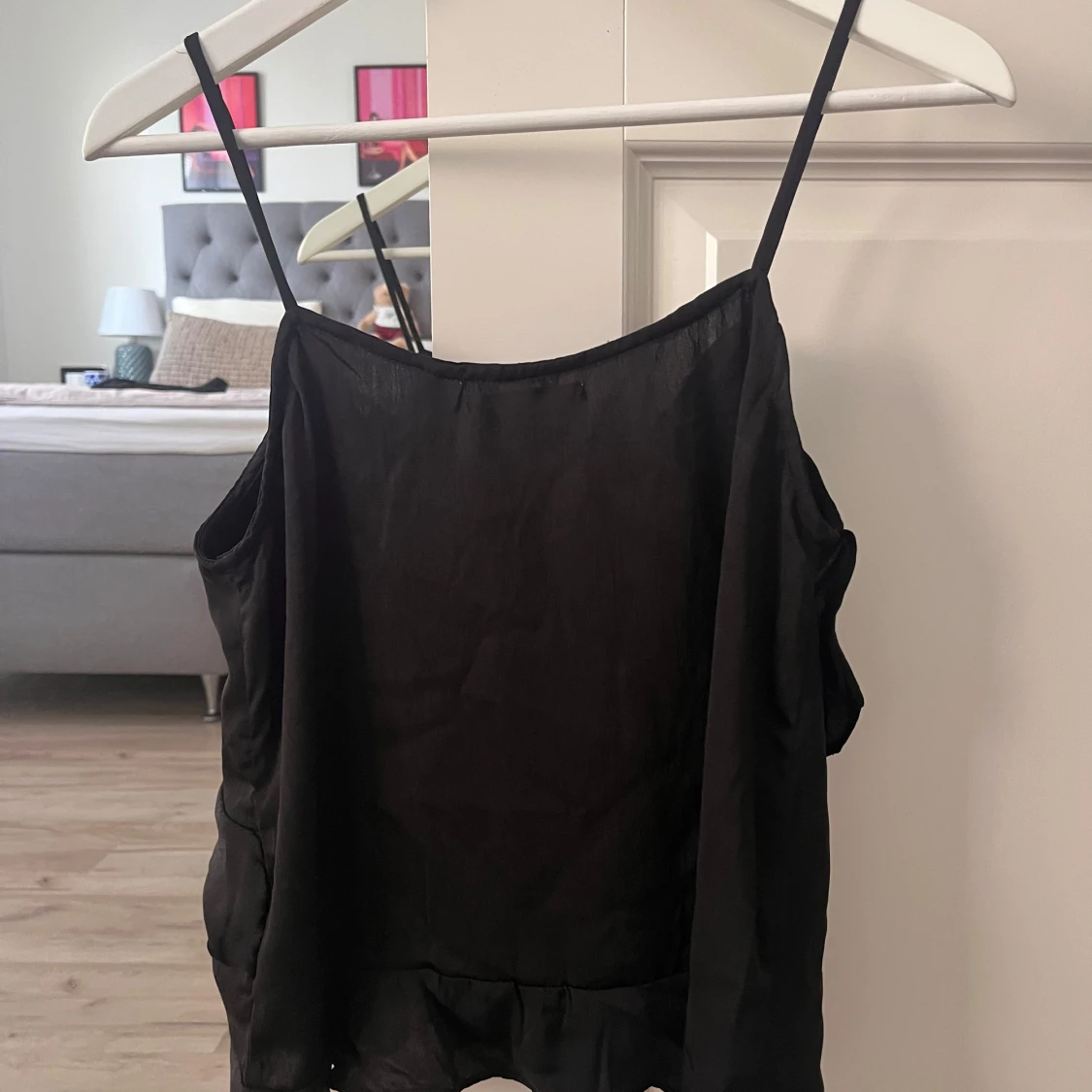 Svart linnetopp med volanger från AWARE - 1