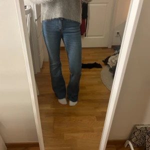 Lowwaist jeans  - Lågmidjade jeans som är klippte där nere, inga andra defekter 