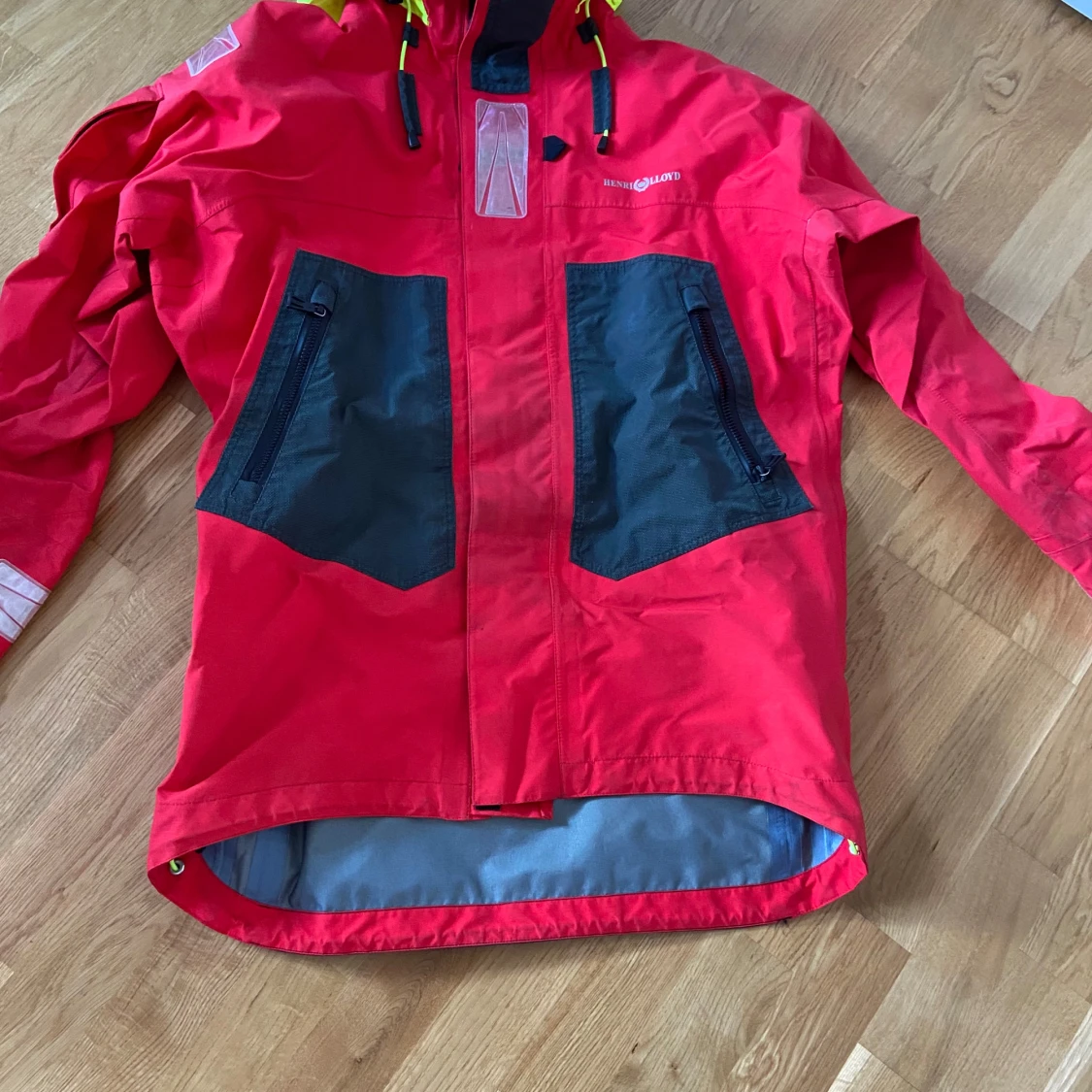 Röd vindjacka från Henri Lloyd M - 1