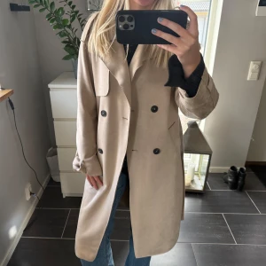 beige trenchcoat  - beige trenchcoat i mocka, använd 2 gånger så är i bra skick!🙌🏻