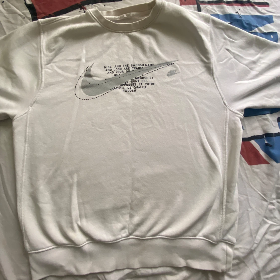 Vit Nike sweatshirt med Swoosh-tryck - 2