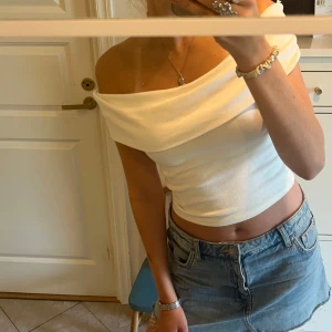 Off shoulder topp - En croppad Off shoulder topp från Gina Tricot. Aldrig använd och inga defekter. Står tyvärr inte storlek men skulle tippa på S. Skriv vid funderingar 💞