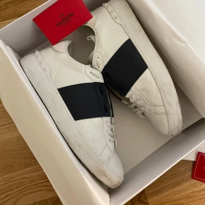 Valentino Garavani Open  - Valentino garavani open navy blue strl 42                               Sparsamt använda en snabbtvätt med typ en våtservett så är dom som nya  Medföljer kartong, dustbag, påse och valentino kort  Fler frågor bara att skriva dm🙏  OBS Varan är en replika 