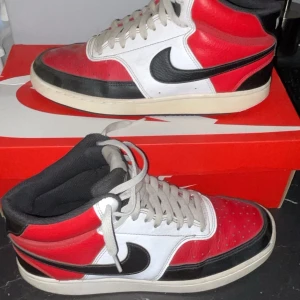 Nike court vision vit röd svart - Säljer ett par Nike court vision från stadium som är vit svart röd. De kostade 900 men jag säljer de för 250 kr. Prutbar affär.