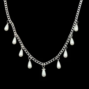 Silverhalsband med droppformade pärlor - Stilrent halsband i silverfärgad metall med kedja och hängande droppformade vita pärlor. Kedjan har ett klassiskt länkmönster och pärlorna ger en elegant och trendig vibe. Perfekt för dig som gillar att sticka ut med detaljer.