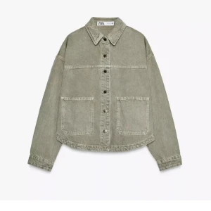 Grön zara jeansjacka - Säljer den populära jeansjackan från zara i storlek S💕