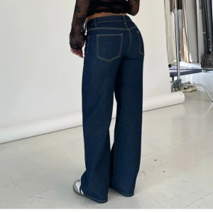 Mörkblå wide jeans från Venderby's - Snygga mörkblå jeans från Venderby's i rak och wide modell. Storlek M, true to size men inte särskilt stretchiga. Aldrig använda, prislappen sitter kvar. Nypris ca 500 danska kronor. 