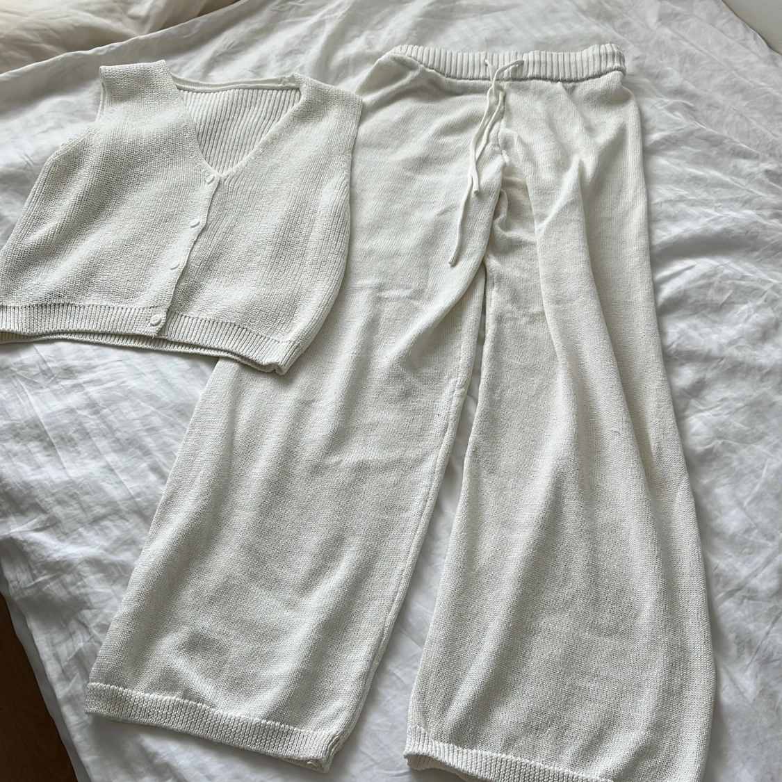 Vit stickad väst med knappar