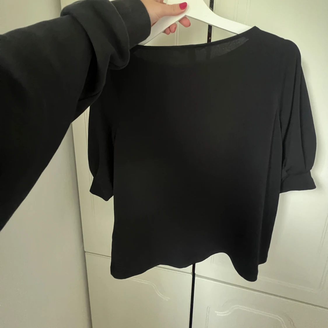 Svart blus med puffärm från H&M - 2