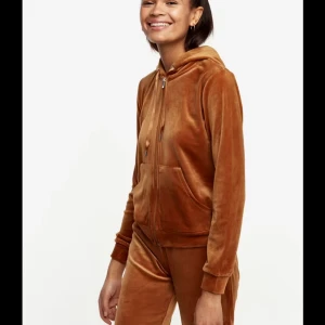 Brunt mjukis set  - Mjukt och skönt mjukis set från Gina Tricot. Jackan har dragkedja framtill, huva med snörning och stora fickor. Perfekt för chill dagar eller när du vill vara extra comfy, samma med byxorna förutom dragkedja. Det går även bra att köpa de enskilt, bara kontakta mig då!
