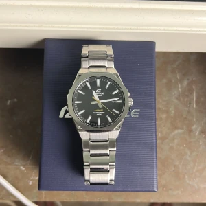 Casio edifice royal oak  - Tvär snygg klocka, använder inte mer för att jag köpt en annan. Orginalpris 1350kr och allt tillkommer du får även klockan med batteri. Skicket är 9 av 10 för fler bilder bara att skriva.