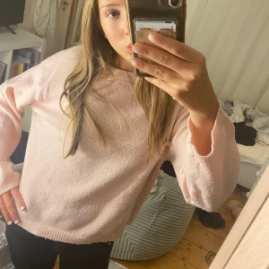 Rosa stickad tröja💕 - En så gullig rosa stickad tröja i storlek M💓