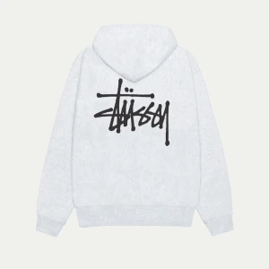 Vit hoodie från Stüssy med logga - Säljer min Stussy hoodie som är lite för baggy för mig. Använt några fåtal gånger då jag inte gillar hur den sitter. Storlek M.