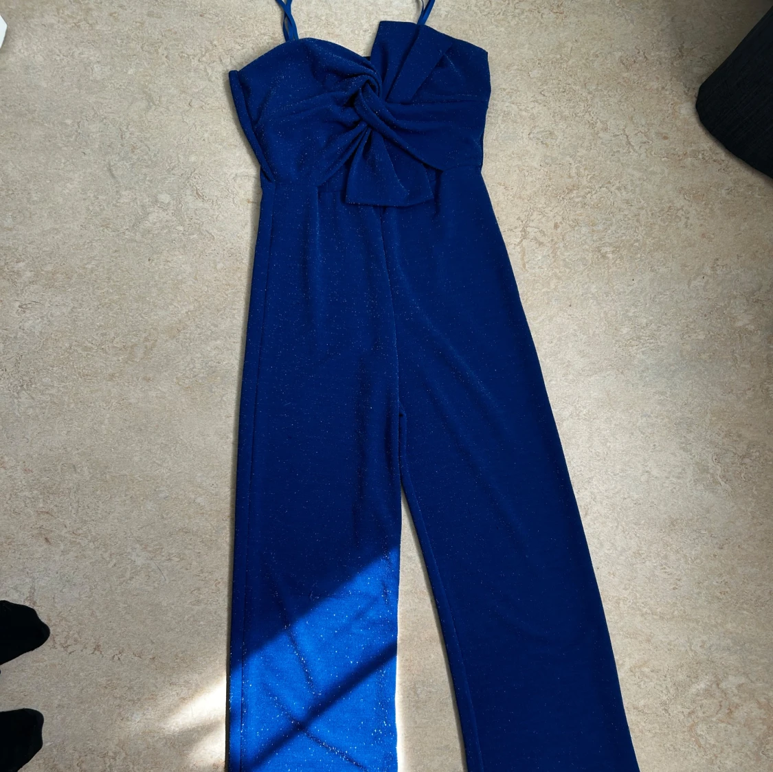 Blå glittrig jumpsuit med rosett - 3