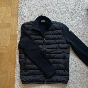 Moncler Cardigan  - Typiskt moncler passform. L bör passa M även, sitter åt tajtare hållet. Känns riktigt bra i handen. Skriv DM för frågor. Endast seriösa, blockerar annars. 