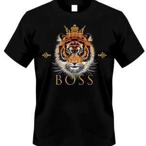Svart t-shirt med tiger och krona - Cool svart t-shirt med en detaljerad tiger med krona tryckt på bröstet och texten BOSS i guld. T-shirten har klassisk passform och korta ärmar. Perfekt för dig som vill sticka ut med en unik och kraftfull design.