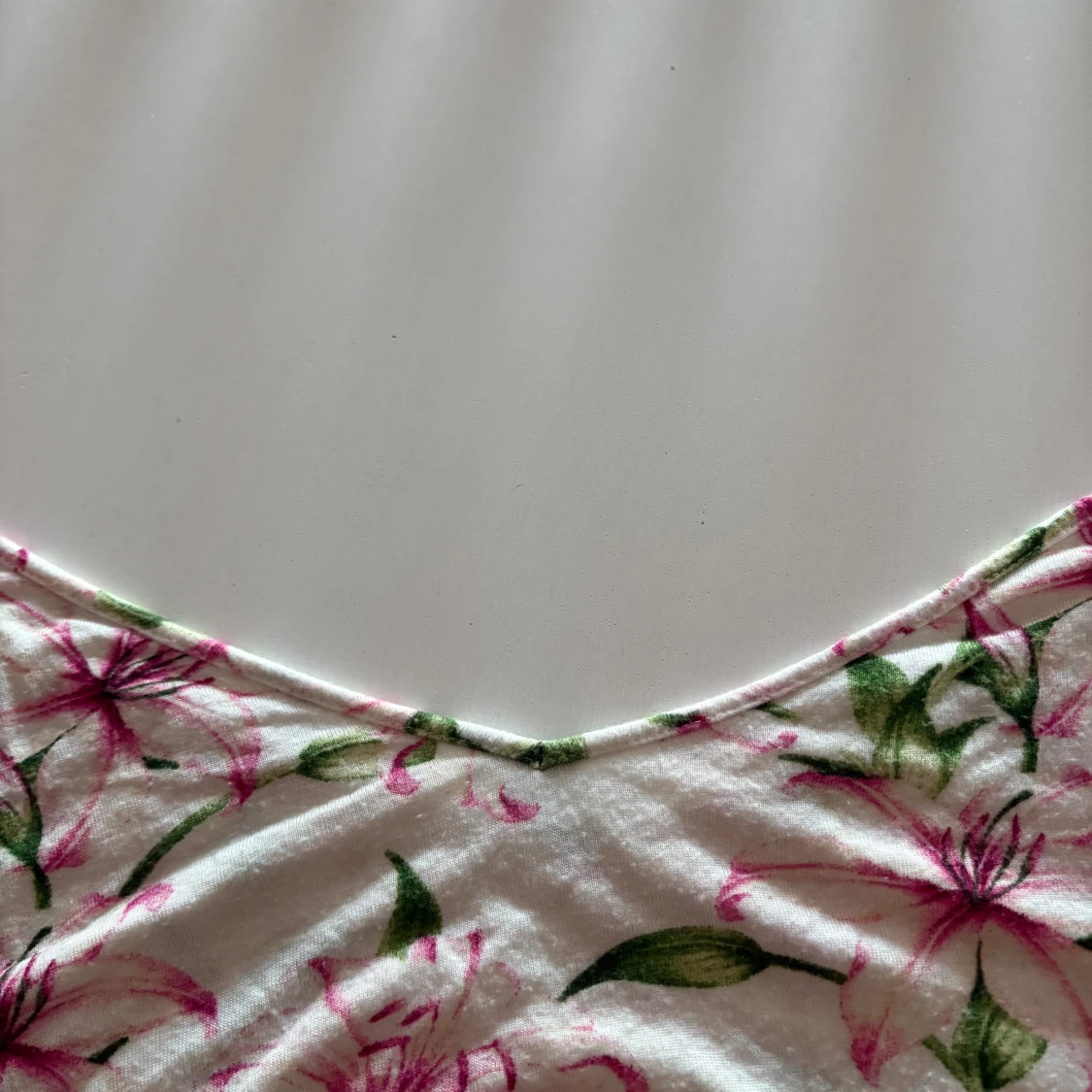 Vit blommig linnetopp med smala band - 1