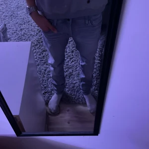 Slim Glenn ljusgrå jeans 30/34 - Säljer ett par ljusblå jeans från Slim Glenn i storlek 30/34. Jeansen har en slim passform och klassisk femficksdesign. Perfekta om du gillar en smal siluett och vill ha ett par stilrena jeans till din garderob. Skriv vid behov av bättre bilder ljuset är dåligt men färgen är grå. Priset kan diskuteras vid snabb affär. 