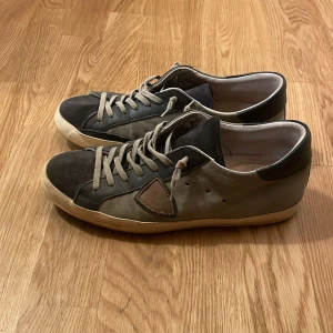 Unika Philippe model skor - Säljer nu dessa snygga unika skor från philippe model. Jag har använt dem en hel del men de är fortfarande i gott skick. Pris kan diskuteras!