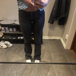 Svarta bootcut lee jeans LOW WAIST - Säljer ett par svarta bootcut jeans från lee. Snygg passform med bootcut och låg midja.Använda endast en gång så är iprincip helt nya! 