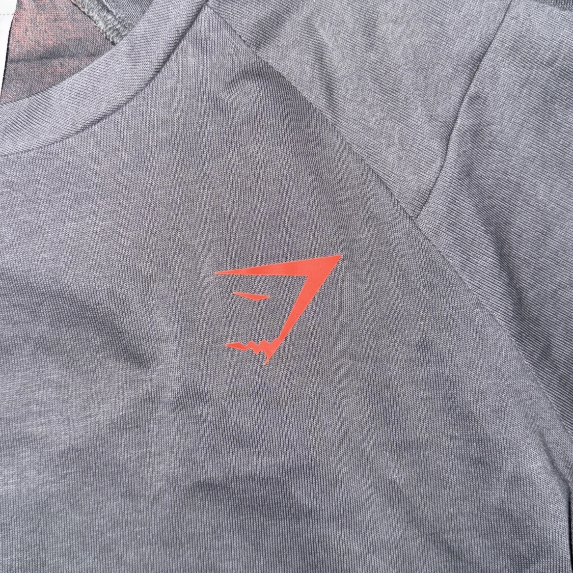 Mörkgrå Gymshark t-shirt med röd logga - 2