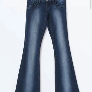 Blåa bootcut jeans - Säljer dessa jeansen från Gina tricot då de inte passade mig💕hör av er vid frågor eller intresse