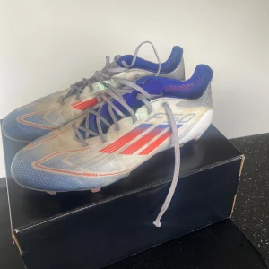 Adidas f50 - Säljer dessa f50 elite fg I stl 43 1/3. Dom är i mycket bra skick och ser mer använda ut än vad dom är eftersom dom används på konstgräs. Du får box och extra tillbehör till skorna. Mitt pris börjar från 699 kr.