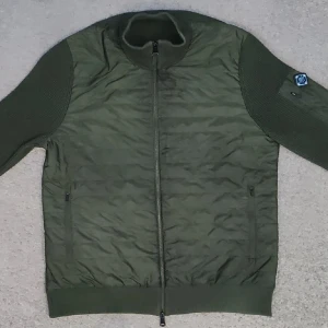 Grön hybridjacka från J.Lindeberg - Snygg grön hybridjacka från J.Lindeberg, L men passar M. modellen är 184 och väger 73 kg
